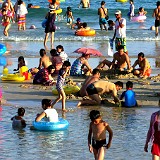 Wimmelbook  When the Chinese finally come to the beach in late afternoon and evening, it looks like a "Wimmelbook" picture (https://en.wikipedia.org/wiki/Wimmelbilderbuch) - a chaotic aggregation of many, many people, running, shouting, crawling, splashing, digging, chatting....
